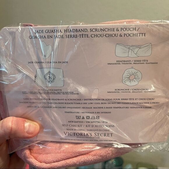 COPY - VICTORIA'S SECRET Self-Care Spa Kit - bag, headband, scrunchie, and gua … - Picture 14 of 15